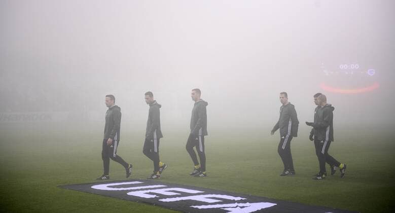 Fußball, EL, US Sassuolo Calcio - KRC Genk, Spielausfall wegen Nebels Illustration picture shows the referees before the sixth and last game of the group stage of the Europa League competition, in Group F, between Italian Club Sassuolo and Belgian first league soccer team KRC Genk in Parma, Italy, Thursday 08 December 2016. YORICKxJANSENS  x04993962x
