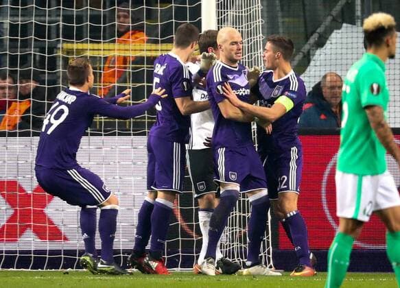 Anderlecht s goalkeeper Davy Roef and Anderlecht s Bram Nuytinck celebrate during the sixth and last game in the group stage (group C) of the UEFA Europa League competition between Belgian soccer club RSC Anderlecht and French club AS Saint-Etienne, in Brussels, Thursday 08 December 2016. Anderlecht is already qualified for the next stage. VIRGINIExLEFOUR  x04993975x