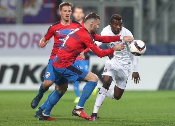 SOCCER - UEFA EL, Plzen vs A.Wien PRAGUE,CZECH REPUBLIC,08.DEC.16 - SOCCER - UEFA Europa League, group stage, FC Viktoria Plzen vs FK Austria Wien. Image shows Radim Reznik (Pilsen) and Olarenwaju Kayode (A.Wien). GEPAxpictures xChristianxOrt