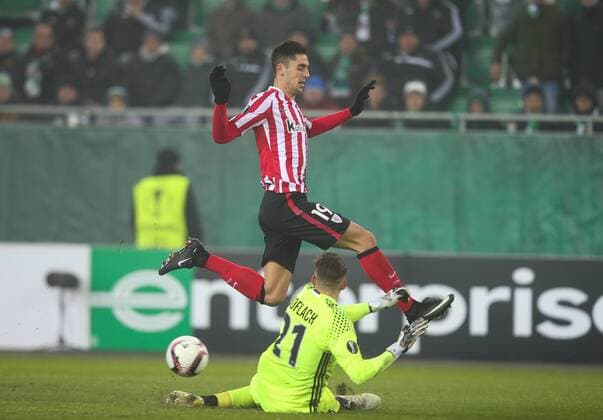 SOCCER - UEFA EL, Rapid vs Bilbao VIENNA,AUSTRIA,08.DEC.16 - SOCCER - UEFA Europa League, group stage, SK Rapid Wien vs Athletic Club Bilbao. Image shows Tobias Knoflach (Rapid) and Sabin Merino (Bilbao). GEPAxpictures xPatrickxLeuk