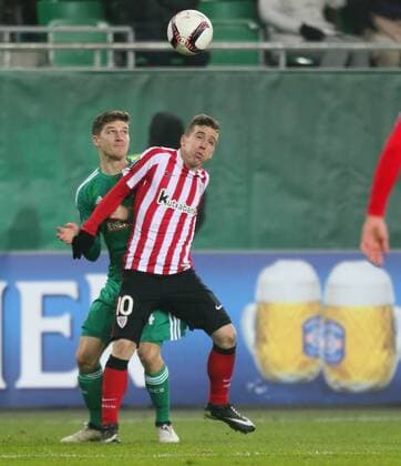 SOCCER - UEFA EL, Rapid vs Bilbao VIENNA,AUSTRIA,08.DEC.16 - SOCCER - UEFA Europa League, group stage, SK Rapid Wien vs Athletic Club Bilbao. Image shows Stephan Auer (Rapid) and Iker Muniain (Bilbao). GEPAxpictures xPhilippxBrem
