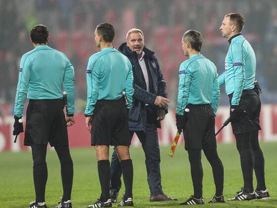 SOCCER - UEFA EL, Plzen vs A.Wien PRAGUE,CZECH REPUBLIC,08.DEC.16 - SOCCER - UEFA Europa League, group stage, FC Viktoria Plzen vs FK Austria Wien. Image shows head coach Thorsten Fink (A.Wien) and the referees. GEPAxpictures xChristianxOrt