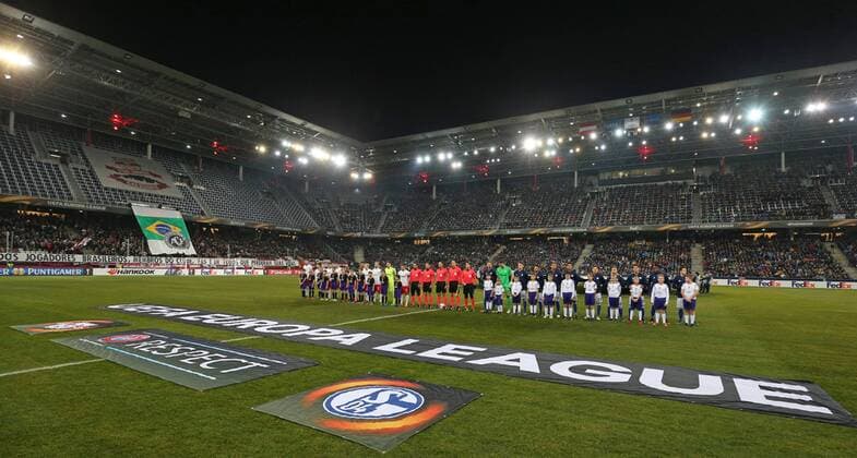 SOCCER - UEFA EL, RBS vs Schalke SALZBURG,AUSTRIA,08.DEC.16 - SOCCER - UEFA Europa League, group stage, Red Bull Salzburg vs FC Schalke 04. Image shows both teams and the referees during salutation. GEPAxpictures xThomasxBachun
