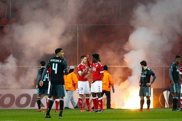 Themen der Woche - SPORT Bilder des Tages - SPORT Illustration picture shows fireworks on the pitch during the sixth and last game of the group stage (group G) of the Europa League competition between Belgian soccer team Standard de Liege and Dutch club Ajax Amsterdam in Liege, Thursday 08 December 2016. BRUNOxFAHY  x04994153x