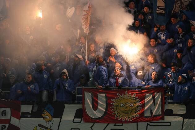 Salzburg, Austria 08.12.2016, UEFA Europa League - 2016 17 Season, Gruppenphase, Matchday 6 - FC Salzburg - FC Schalke 04, Schalker Fans zuenden Pyrotechnik ( DeFodi048