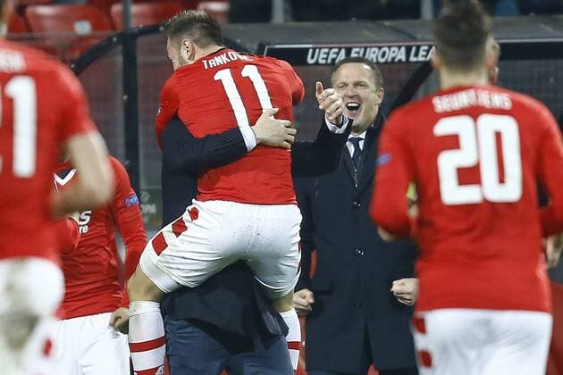 (l-r) Muamer Tankovic of AZ Alkmaar scored, John van den Brom coach of AZ Alkmaarduring the UEFA Europa League group D match between AZ Alkmaar and FC Zenit on December 08, 2016 at the AFAS stadium in Alkmaar, The Netherlands. AZ v FC Zenit UEFA Europa League 2016 2017 xVIxxIVx 6727315