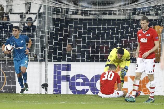 (l-r) Giuliano of FC Zenit St. Petersburg, Stijn Wytens of AZ Alkmaar scored own goal, Sergio Rochet of AZ Alkmaar, Robert Muhren of AZ Alkmaarduring the UEFA Europa League group D match between AZ Alkmaar and FC Zenit on December 08, 2016 at the AFAS stadium in Alkmaar, The Netherlands. AZ v FC Zenit UEFA Europa League 2016 2017 xVIxxIVx 6727344