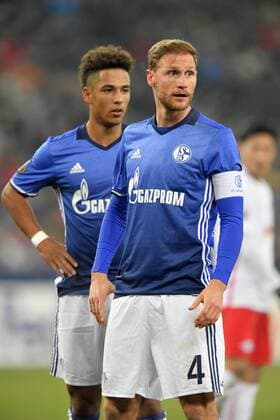 08.12.2016, Fussball Europa-League 2016 2017, Gruppenphase 6.Spieltag, RB Salzburg - FC Schalke 04, EM Stadion Salzburg. v.li: Thilo Kehrer (Schalke 04) und Benedikt Höwedes (FC Schalke 04) nachdenklich. 
