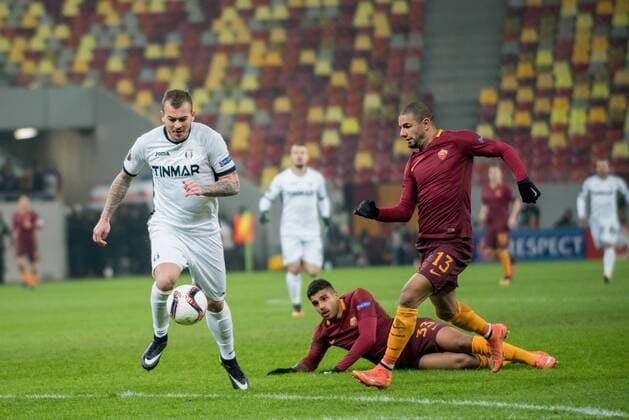 UEFA Europa League 2016-2017, Group E game between FC Astra Giurgiu (ROU) and AS Roma (ITA) December 2016 December 8, 2016: Denis Alibec 7 of FC Astra Giurgiu andd Bruno Peres 13 of AS Roma during the UEFA Europa League 2016-2017, Group E game between FC Astra Giurgiu (ROU) and AS Roma (ITA) at National Arena, Bucharest, Romania ROU. Foto: