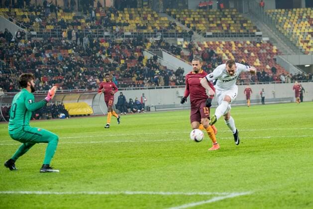 UEFA Europa League 2016-2017, Group E game between FC Astra Giurgiu (ROU) and AS Roma (ITA) December 2016 December 8, 2016: Denis Alibec 7 of FC Astra Giurgiu andd Bruno Peres 13 of AS Roma during the UEFA Europa League 2016-2017, Group E game between FC Astra Giurgiu (ROU) and AS Roma (ITA) at National Arena, Bucharest, Romania ROU. Foto: