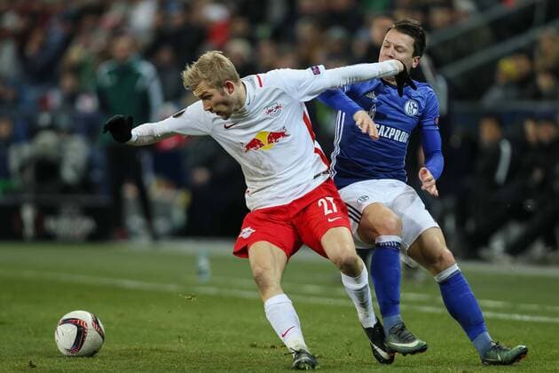 Salzburg, Austria 08.12.2016, UEFA Europa League - 2016 17 Season, Gruppenphase, Matchday 6 - FC Salzburg - FC Schalke 04, Konrad Laimer (FCS) und Yevhen Konoplyanka (S04) im Zweikampf ( DeFodi048