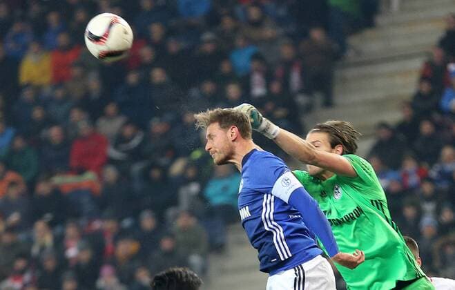 SOCCER - UEFA EL, RBS vs Schalke SALZBURG,AUSTRIA,08.DEC.16 - SOCCER - UEFA Europa League, group stage, Red Bull Salzburg vs FC Schalke 04. Image shows Benedikt Hoewedes and Fabian Giefer (Schalke). GEPAxpictures xThomasxBachun