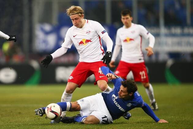 SOCCER - UEFA EL, RBS vs Schalke SALZBURG,AUSTRIA,08.DEC.16 - SOCCER - UEFA Europa League, group stage, Red Bull Salzburg vs FC Schalke 04. Image shows Xaver Schlager (RBS) and Benjamin Stambouli (Schalke). GEPAxpictures xFelixxRoittner
