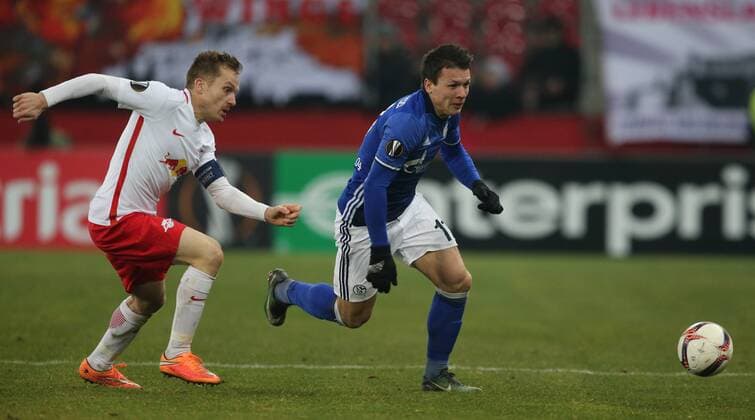 SOCCER - UEFA EL, RBS vs Schalke SALZBURG,AUSTRIA,08.DEC.16 - SOCCER - UEFA Europa League, group stage, Red Bull Salzburg vs FC Schalke 04. Image shows Christian Schwegler (RBS) and Yevhen Konoplyanka (Schalke). GEPAxpictures xThomasxBachun