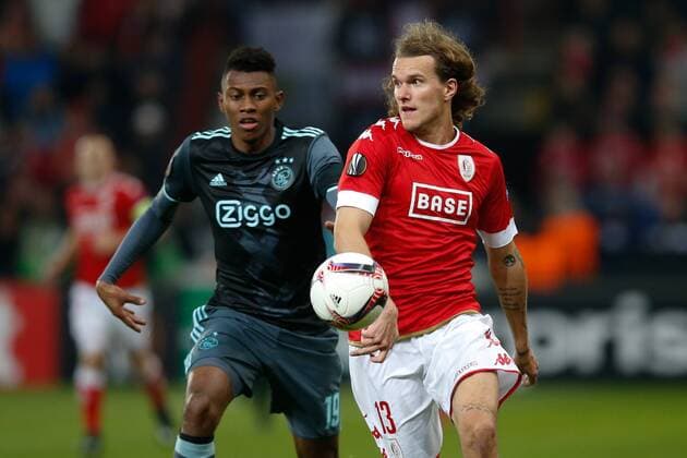 Ajax s Mateo Cassierra and Standard s Alexander Scholz fight for the ball during the sixth and last game of the group stage (group G) of the Europa League competition between Belgian soccer team Standard de Liege and Dutch club Ajax Amsterdam in Liege, Thursday 08 December 2016. BRUNOxFAHY  x04994267x