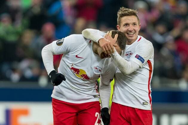 Salzburg, Austria 08.12.2016, UEFA Europa League - 2016 17 Season, Gruppenphase, Matchday 6 - FC Salzburg - FC Schalke 04, Tor zum 2:0 Torschuetze Josip Radosevic (FCS) wird von Marc Rzatkowski (FCS) bejubelt ( DeFodi048