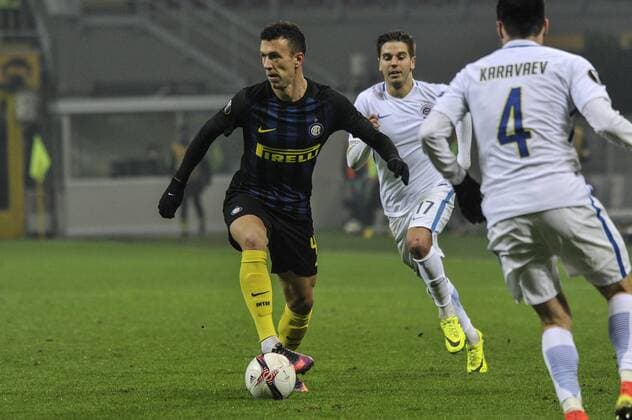 08.12.2016. San Siro Stadium, Milan, Italy. UEFA Europa League Football. Ivan Perisic of Inter breaks forward covered by Sparta s Karavaev during Inter Milan versus Sparta Prague. xGaetanoxPiazzollax  ActionPlus11818187