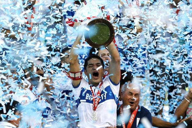 Fußball, Universidad Catolica gewinnt die Apertura in Chile Player of the Universidad Catolica Cristian Alvarez celebrates his team title of the Torneo Apertura after a game between Universidad Catolica and Deportes Temuco at the German Becker Stadium, in Temuco, Chile, 08 December 2016. Universidad Catolica reaches the title of the Torneo Apertura !ACHTUNG: NUR REDAKTIONELLE NUTZUNG!  CH06 20161209-636168450832863075