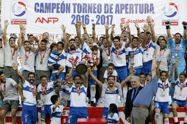 Fußball, Universidad Catolica gewinnt die Apertura in Chile Universidad Catolica s players celebrates after winning the Torneo Apertura title in a game between Universidad Catolica and Deportes Temuco at the German Becker Stadium, in Temuco, Chile, 08 December 2016. Universidad Catolica reaches the title of the Torneo Apertura !ACHTUNG: NUR REDAKTIONELLE NUTZUNG!  CH06 20161209-636168451452499047