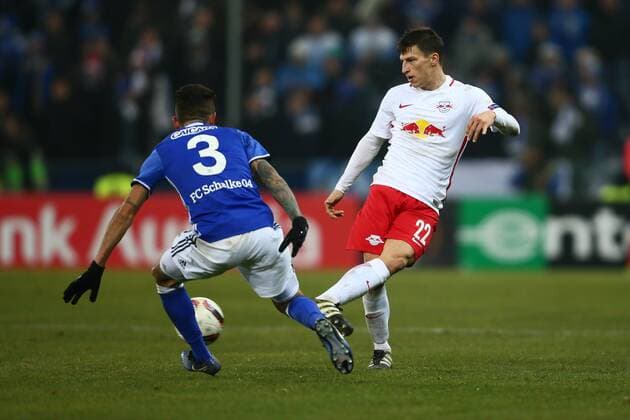 SOCCER - UEFA EL, RBS vs Schalke SALZBURG,AUSTRIA,08.DEC.16 - SOCCER - UEFA Europa League, group stage, Red Bull Salzburg vs FC Schalke 04. Image shows Stefan Lainer (RBS) and Jœnior Caicara (Schalke). GEPAxpictures xFelixxRoittner