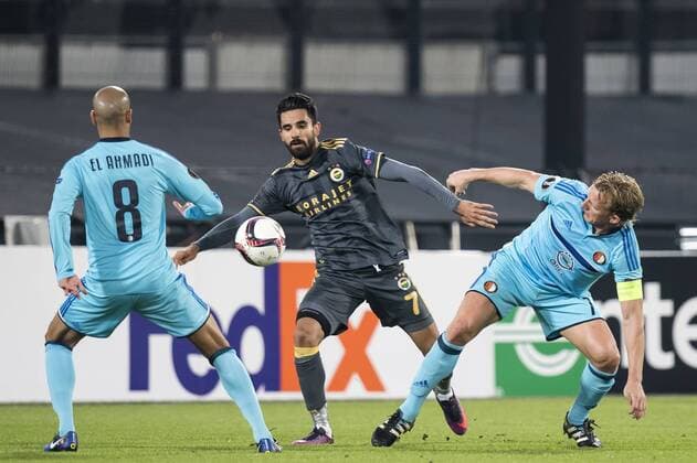 (L-R) Karim el Ahmadi of Feyenoord, Alper Potuk of Fenerbahce SK, Dirk Kuyt of Feyenoordduring the Europa League group A match between Feyenoord and Fenerbahce SK on December 08, 2016 at the Kuip stadium in Rotterdam, The Netherlands. Feyenoord v Fenerbahce SK UEFA Europa League 2016 2017 xVIxGerritxvanxKeulenxIVx 6729636