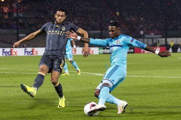 (L-R) Josef de Souza Dias of Fenerbahce SK, Eljero Elia of Feyenoordduring the Europa League group A match between Feyenoord and Fenerbahce SK on December 08, 2016 at the Kuip stadium in Rotterdam, The Netherlands. Feyenoord v Fenerbahce SK UEFA Europa League 2016 2017 xVIxGerritxvanxKeulenxIVx 6729637