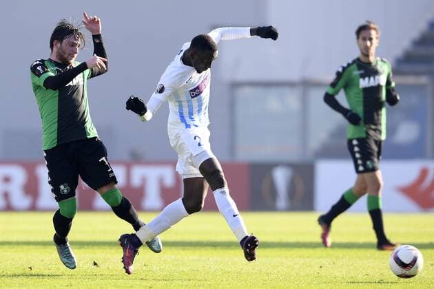 Sassuolo s Luca Mazzitelli and Genk s Wilfried Onyinye Ndidi fight for the ball during a soccer game between Italian Club U.S. Sassuolo Calcio and Belgian team KRC Genk in Parma, Italy, Friday 09 December 2016, the sixth and last game of the group stage of the Europa League competition, in Group F. The match was scheduled for yesterday, but it was postponed due to heavy fog. YORICKxJANSENS  x04994478x