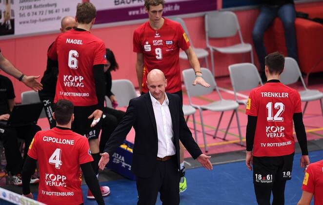 Volleyball 1. Bundesliga Saison 2016 2017 09.12.2016 TV Rottenburg - VCO Berlin Trainer Hans Peter Mueller - Angstenberger (Mitte, TV Rottenburg) nachdenklich nach dem Pflichsieg 