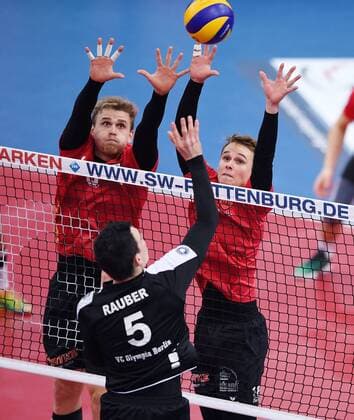 Volleyball 1. Bundesliga Saison 2016 2017 09.12.2016 TV Rottenburg - VCO Berlin TV Rottenburg Block; Phillip Trenkler (re) und Friederich Nagel (li) gegen Moritz Rauber (Mitte, VCO Berlin) 