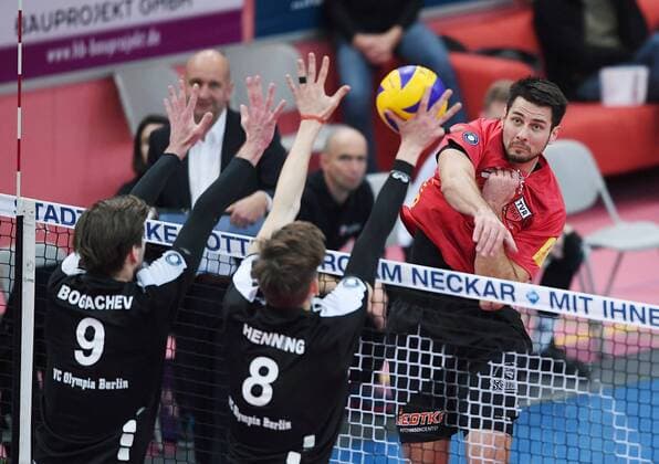 Volleyball 1. Bundesliga Saison 2016 2017 09.12.2016 TV Rottenburg - VCO Berlin Ferenc Nemeth (re, TV Rottenburg) gegen Paul Henning (Mitte) und Egor Bogachev (li, beide VCO Berlin) 