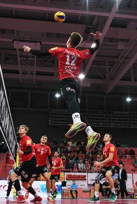 Volleyball 1. Bundesliga Saison 2016 2017 09.12.2016 TV Rottenburg - VCO Berlin Phillip Trenkler (oben, TV Rottenburg) 