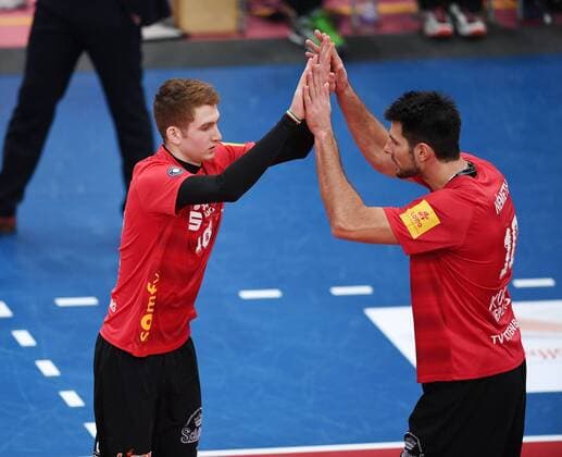 Volleyball 1. Bundesliga Saison 2016 2017 09.12.2016 TV Rottenburg - VCO Berlin Tim Grozer (li, TV Rottenburg) klatscht Ferenc Nemeth (TV Rottenburg) ab. 
