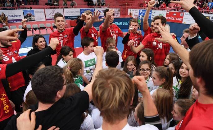 Volleyball 1. Bundesliga Saison 2016 2017 09.12.2016 TV Rottenburg - VCO Berlin Teamkreis TV Rottenburg vor dem Spiel mit Einlaufkindern 