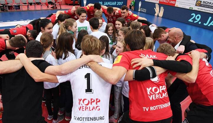 Volleyball 1. Bundesliga Saison 2016 2017 09.12.2016 TV Rottenburg - VCO Berlin Teamkreis TV Rottenburg vor dem Spiel mit Einlaufkindern 