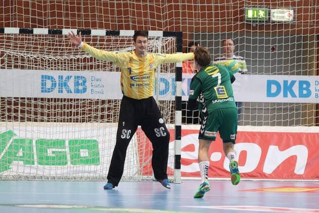 Charlie Sjoestrand (GWD Minden 7) fuehrt einen Siebenmeter aus gegen Carsten Lichtlein (VfL Gummersbach 1), TSV GWD Minden vs VfL Gummersbach, 1. Handball Bundesliga, 09.12.2016, Minden Copyright: xStrohdiek Eibner-Pressefotox EP_JSK