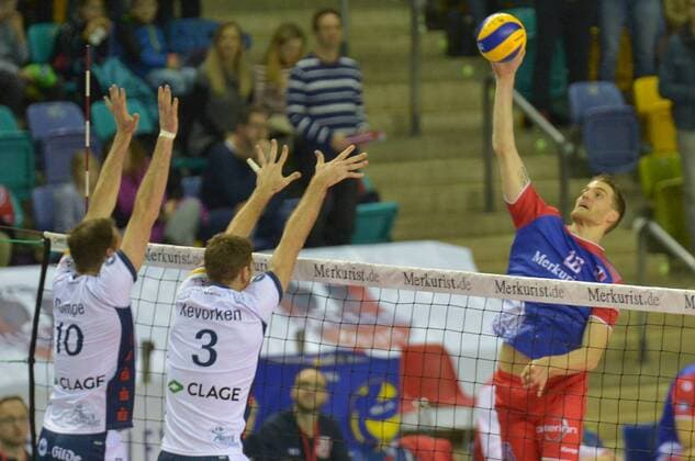 10.12.2016, xtkx, Volleyball 1.Bundesliga Herren, United Volleys - SVG Lueneburg, emspor, v.l. Matthias Pomps (Lueneburg) , Scott Michael Kevorken (Lueneburg) , Christian Duennes (United Volleys) , Rüsselsheim