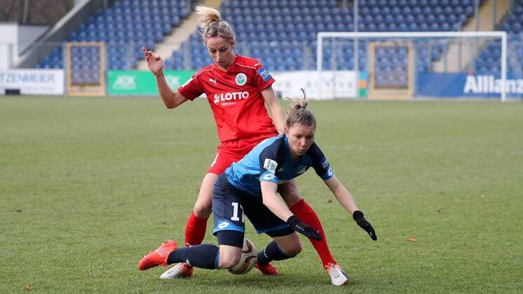 v.li.: Kathrin Hendrich (Kathy Hendrich, Frankfurt, 4), Emily Evels (TSG, 17), Zweikampf, Duell, duel, tackle, tackling, Dynamik, Action, Aktion, Fussball, Allianz Frauen-Bundesliga, TSG 1899 Hoffenheim - 1. FFC Frankfurt, xozx