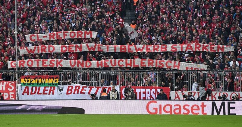 Fussball 1. Bundesliga Saison 2016 2017 14. Spieltag FC Bayern Muenchen - VfL Wolfsburg 10.12.2016 FC Bayern Fans protestieren mit einem Banner gegen die Champions League Reforn der Anstosszeiten: CL-Reform, wird den Wettbewerb staerken, grotesk und heuchlerisch. 
