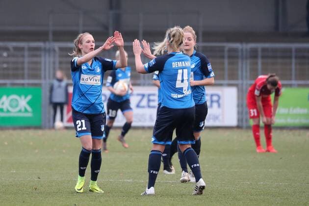 v.li.: Torschützin Leonie Pankratz (TSG, 21), Kristin Demann (TSG, 4), Sophie Howard (TSG, 26), jubeln über das Tor zum 1:2, Jubel, Torjubel, Torerfolg, celebrate the goal, goal, celebration, Jubel ueber das Tor, optimistisch, Action, Aktion, Fussball, Allianz Frauen-Bundesliga, TSG 1899 Hoffenheim - 1. FFC Frankfurt, xozx