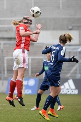 Stefanie Van der Gragt (FC Bayern Muenchen - Frauenfussball), Elise Kellond-Knight (1. FFC Turbine Potsdam), v.li., Aktion, Kopfball, FC Bayern Muenchen Frauen vs 1. FFC Turbine Potsdam, 11.12.16
