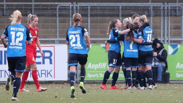 Spielerinnen der TSG 1899 Hoffenheim jubeln über das Tor zum 2:2, Jubel, Torjubel, Torerfolg, celebrate the goal, goal, celebration, Jubel ueber das Tor, optimistisch, Action, Aktion, Fussball, Allianz Frauen-Bundesliga, TSG 1899 Hoffenheim - 1. FFC Frankfurt, xozx