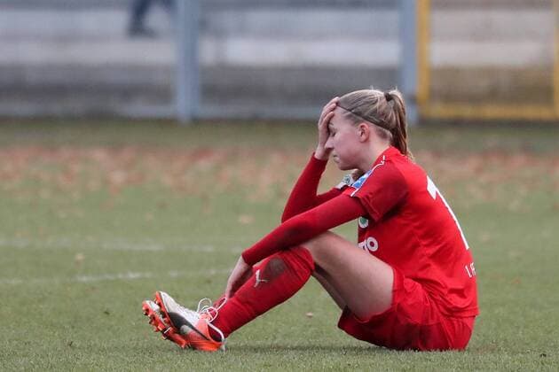 Bilder des Tages - SPORT Jackie Groenen (Frankfurt, 14) sitzt enttäuscht auf dem Boden, enttäuscht schauend, Enttäuschung, Frustration, disappointed, pessimistisch, nach dem Schlusspfiff, Fussball, Allianz Frauen-Bundesliga, TSG 1899 Hoffenheim - 1. FFC Frankfurt, xozx