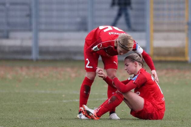 v.li.: Saskia Bartusiak (Frankfurt, 25) tröstet die enttäuschte Jackie Groenen (Frankfurt, 14) nach dem Schlusspfiff, enttäuscht schauend, Enttäuschung, Frustration, disappointed, pessimistisch, Fussball, Allianz Frauen-Bundesliga, TSG 1899 Hoffenheim - 1. FFC Frankfurt, xozx