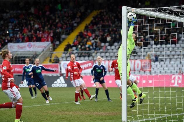 Tinja Riikka Korpela Torfrau (FC Bayern Muenchen - Frauenfussball), faengt den Ball, FC Bayern Muenchen Frauen vs 1. FFC Turbine Potsdam, 11.12.16