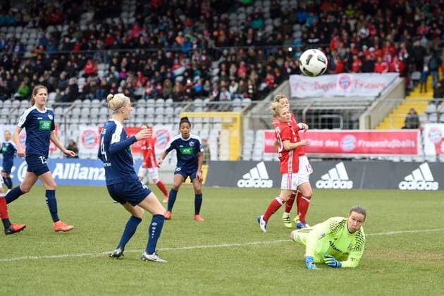 Inka Wesely (1. FFC Turbine Potsdam), Johanna Elsig (1. FFC Turbine Potsdam), Tinja Riikka Korpela Torfrau (FC Bayern Muenchen - Frauenfussball), v.li., Aktion, FC Bayern Muenchen Frauen vs 1. FFC Turbine Potsdam, 11.12.16