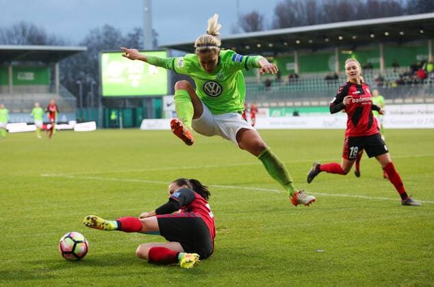 Bilder des Tages - SPORT VfL vs Freiburg, Frauen Wolfsburg, Deutschland. 11.12.2016, FUßBALL - VfL Wolfsburg vs SC Freiburg, 1. Allianz Frauen Bundesliga, Saison 2016-17. Bild zeigt: Anna Blässe (VfL Wolfsburg) Wolfsburg