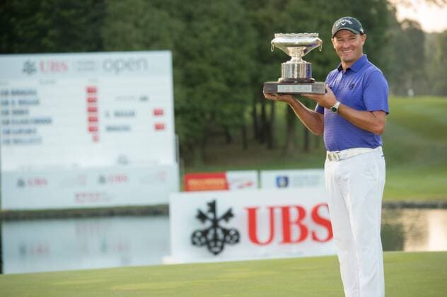 Themen der Woche - SPORT Bilder des Tages - SPORT December 11, 2016 - Hong Kong, Hong Kong S.A.R, China - Final round of the 58th Hong Kong Open at The Hong Kong Golf Club Fanling, Hong Kong, Hong Kong SAR, China. Sam Brazel takes the trophy by one stroke with a birdie on the 18th. Brazel poses with the trophy by the lake on the 18th fairway Final day of the UBS Hong Kong Open Golf 2016 - ZUMAr144 20161211_zap_r144_003