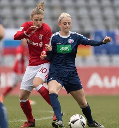 Im Bild Vivianne MIEDEMA (FC Bayern München, 10), Johanna ELSIG (Turbine Potsdam, 4) Zweikampf, Fußball, Allianz Frauen Bundesliga, FC Bayern München - Turbine Potsdam, xmfx