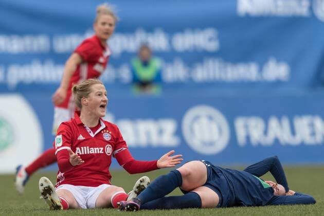 Im Bild Melanie BEHRINGER (FC Bayern München, 7) mit der Entscheidung gegen sich unzufrieden, Sarah ZADRAZIL (Turbine Potsdam, 27), Fußball, Allianz Frauen Bundesliga, FC Bayern München - Turbine Potsdam, xmfx