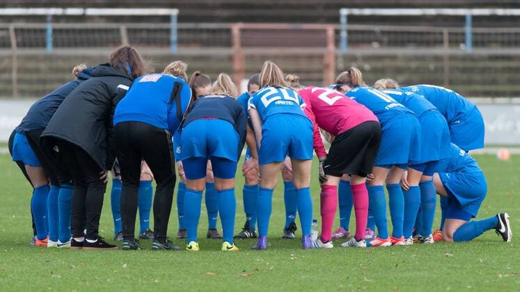 Die Spielerinnen des SV Meppen schwören sich mit einem Mannschaftskreis ein, Teamkreis, Ansprache, Motivation, Fussball, 2. Frauen-Bundesliga Nord, SV Meppen - VfL Wolfsburg II, xobx